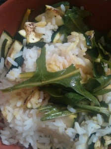 Boiled rice with courgettes and rocket salad